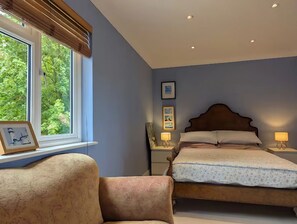 4 bedrooms, iron/ironing board, WiFi, bed sheets - Artist's Hawkhurst Home with Heated Pool & Sauna (Hawkhurst)