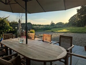 Outdoor dining - Artist's Hawkhurst Home with Heated Pool & Sauna (Hawkhurst)