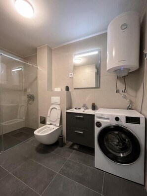 Huoneisto, parveke, näköala puutarhaan | Kylpyhuone | Suihku, ilmaiset hygieniatuotteet, hiustenkuivaaja, pyyhkeet