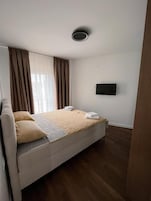 Apartamento, balcón, vistas al jardín | Tabla de planchar con plancha y wifi gratis