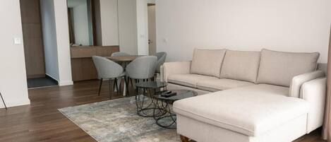 Departamento, balcón, vista al jardín | Área de sala de estar