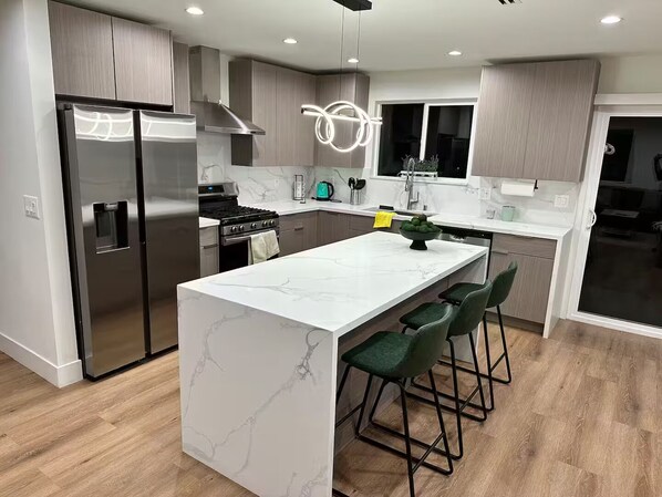 Microwave, oven, stovetop, dishwasher - Charming brand new 2-bedroom apartment in awesome Burbank (Burbank)