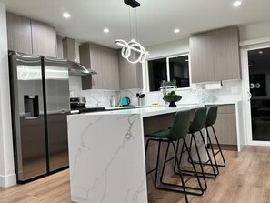 Micro-ondes, four, plaque de cuisson, lave-vaisselle