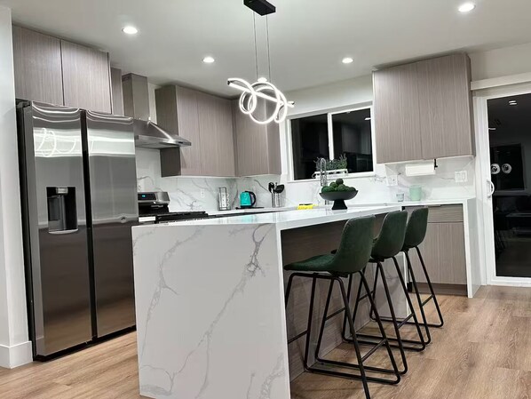 Mikrowelle, Ofen, Herdplatte, Geschirrspüler