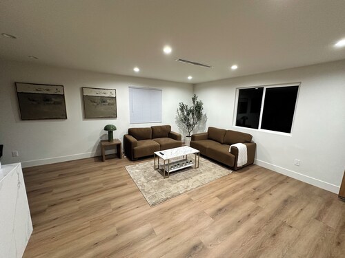 Charming brand new 2-bedroom apartment in awesome Burbank