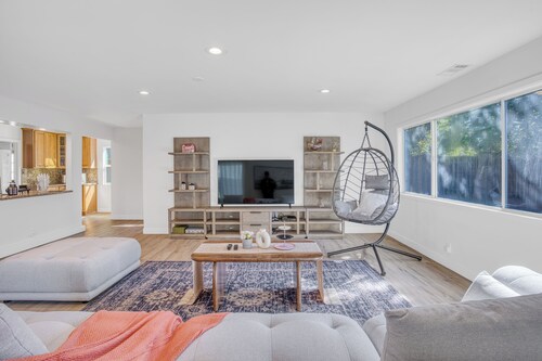 Sunny 3BR/2BA Home Near Tech HQs w/ BBQ&Yard