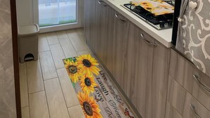 A modern kitchen with a built-in oven, a coffee machine, and a sink. - Girasole Marino - Beautiful apartment near the sea and the center of Palermo (Palermo)