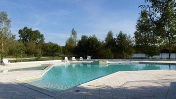 Alberca al aire libre y alberca climatizada