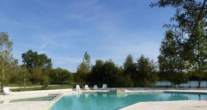 Mobilhome avec terrasse sécurisée. Vue magnifique sur le lac. Tout confort