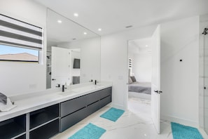 4 Schlafzimmer, Bügeleisen/Bügelbrett, WLAN, Bettwäsche