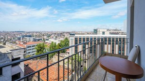 A balcony with a view of a cityscape, a table, and a chair. - Taksim Stare Hotel (Istanbul)