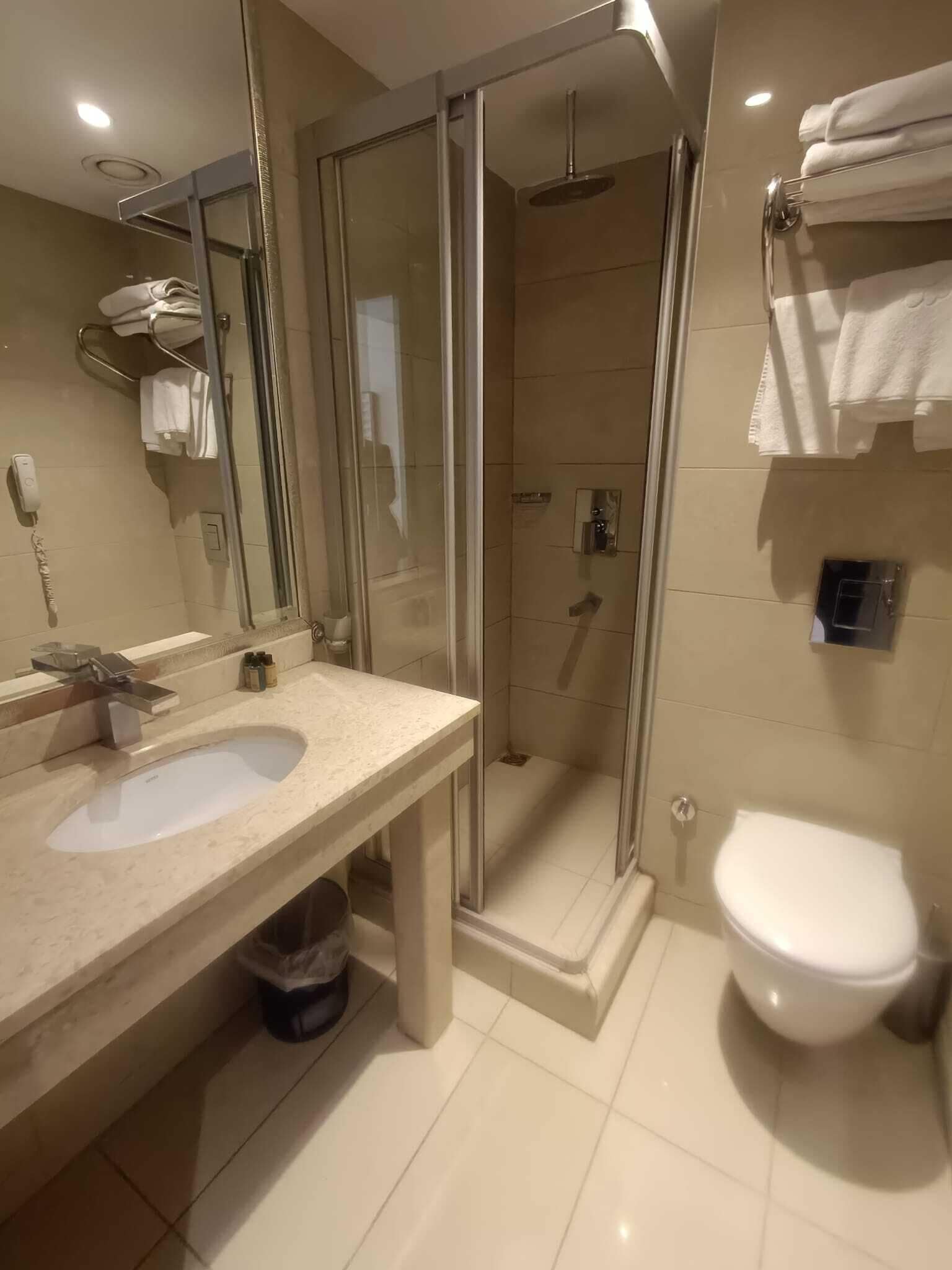 Dusj, hårføner, håndklær og såpe