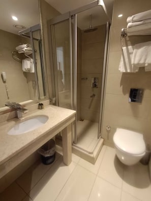 Ducha, secador de pelo, toallas y jabón