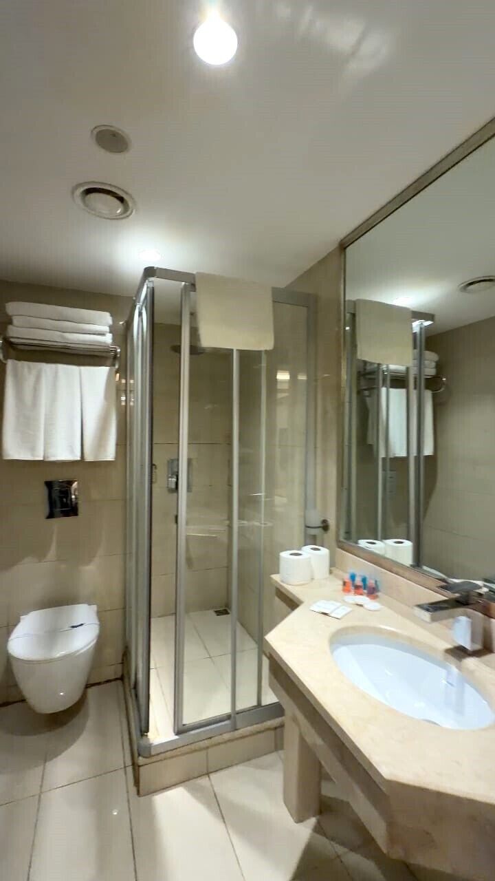 Ducha, secador de pelo, toallas, jabón