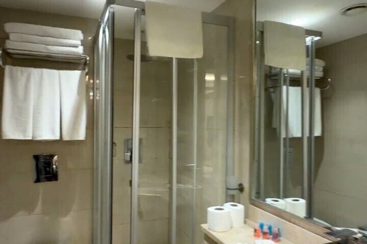 Ducha, secador de pelo, toallas, jabón