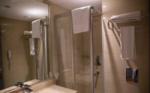 Douche, séchoir à cheveux, serviettes fournies, savon