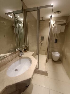 Chuveiro, secador de cabelo, toalhas de banho, sabonete