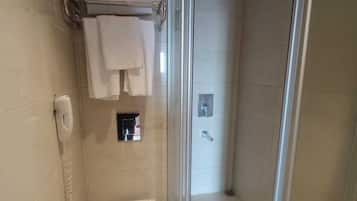 Een douche, een haardroger, handdoeken, zeep