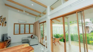 Una sala de estar moderna con un sofá, un televisor de pantalla plana y una mesa de centro de madera.