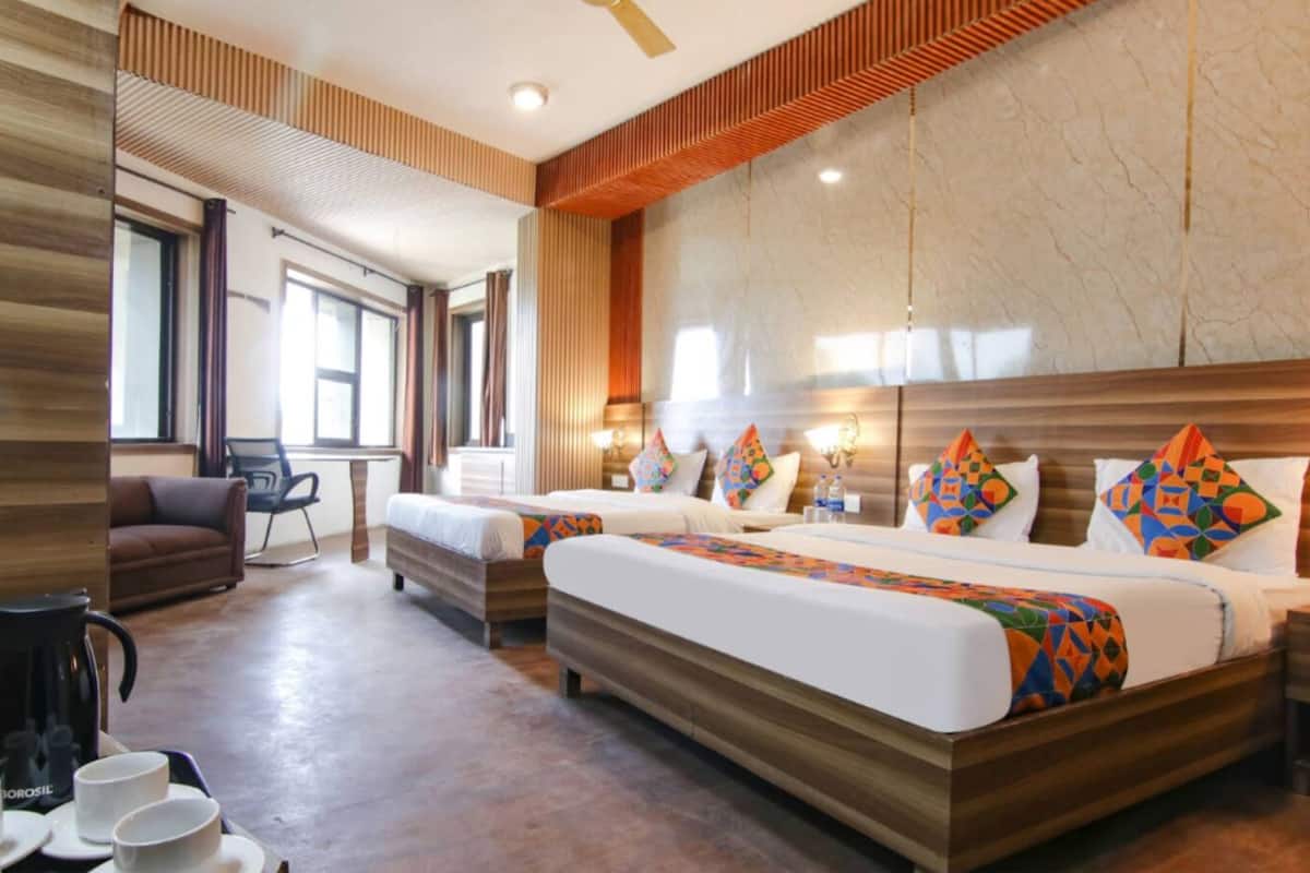 Chambre familiale, vue sur la ville | Bureau, accĂšs au Wi-Fi (inclus)