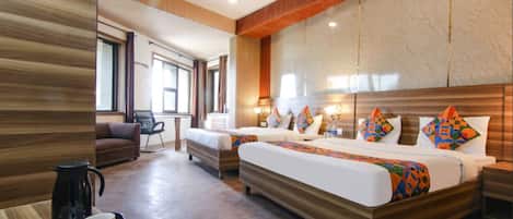 Chambre familiale, vue sur la ville | Bureau, accès au Wi-Fi (inclus)