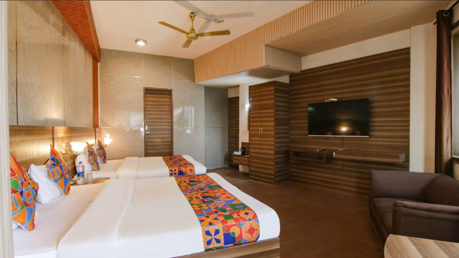 Family Room, City View | Desk, free WiFi