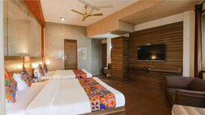 Camera familiare, vista città | Una scrivania, Wi-Fi gratuito