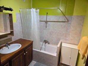 Serviettes fournies, savon, papier toilette