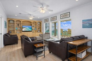 Smart TV, books - 2nd Row Walk to Beach | Sleeps 10 | Large Deck (Crystal Beach)