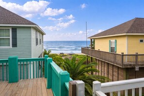 Property grounds - 2nd Row Walk to Beach | Sleeps 10 | Large Deck (Crystal Beach)