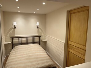 1 chambre, fer et planche à repasser, literie fournie