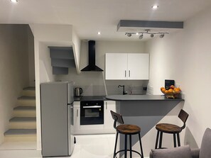 Micro-ondes, four, plaque de cuisson, serviettes en papier