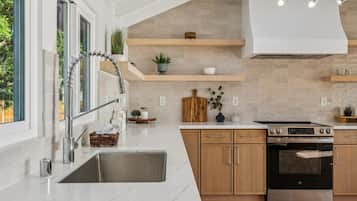 Een koelkast, een magnetron, een oven, een kookplaat