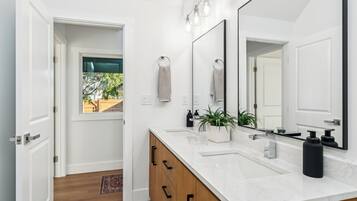 Handtücher, Seife, Toilettenpapier