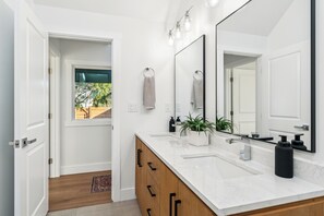 Serviettes fournies, savon, papier toilette