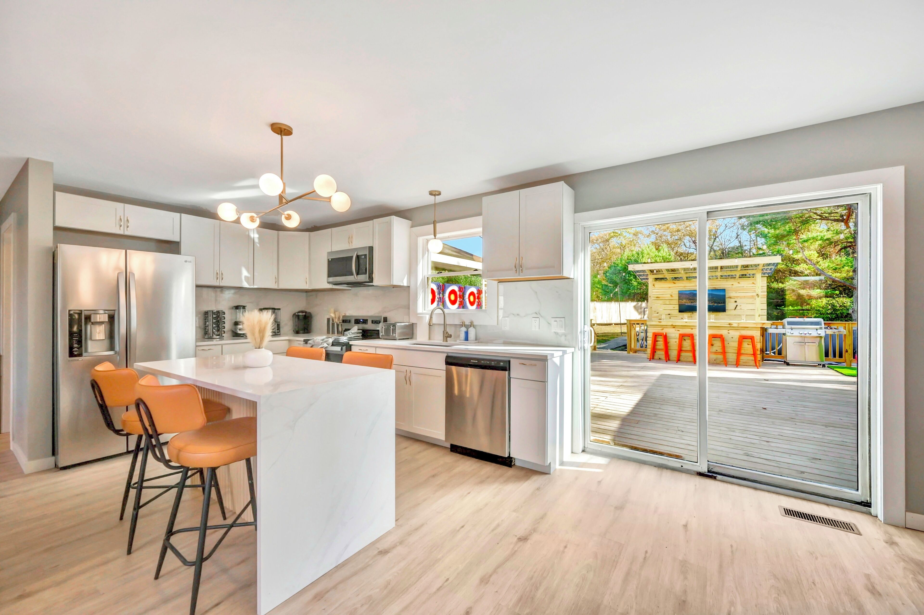 Jääkaappi, mikroaaltouuni, uuni, liesi