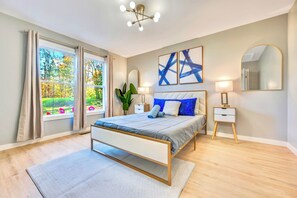 5 bedrooms, desk, iron/ironing board, travel crib