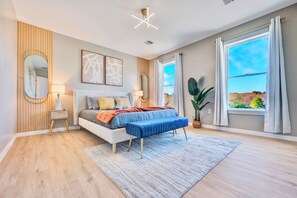 5 Schlafzimmer, Schreibtisch, Bügeleisen/Bügelbrett, Reisekinderbett