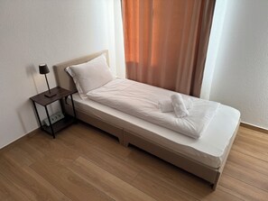 3 عدّة غرف نوم ومكواة/لوح كي وواي فاي وملاءات أسرّة