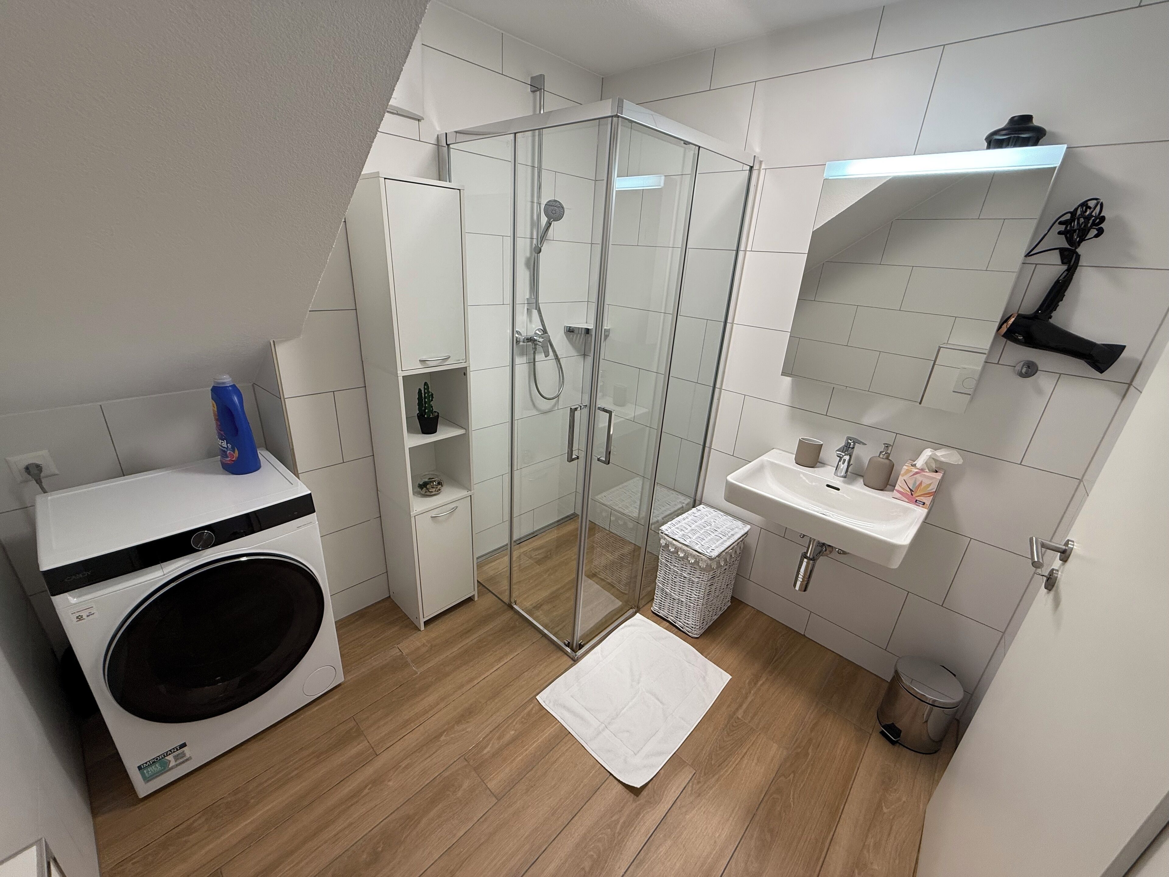 Een haardroger, handdoeken, toiletpapier