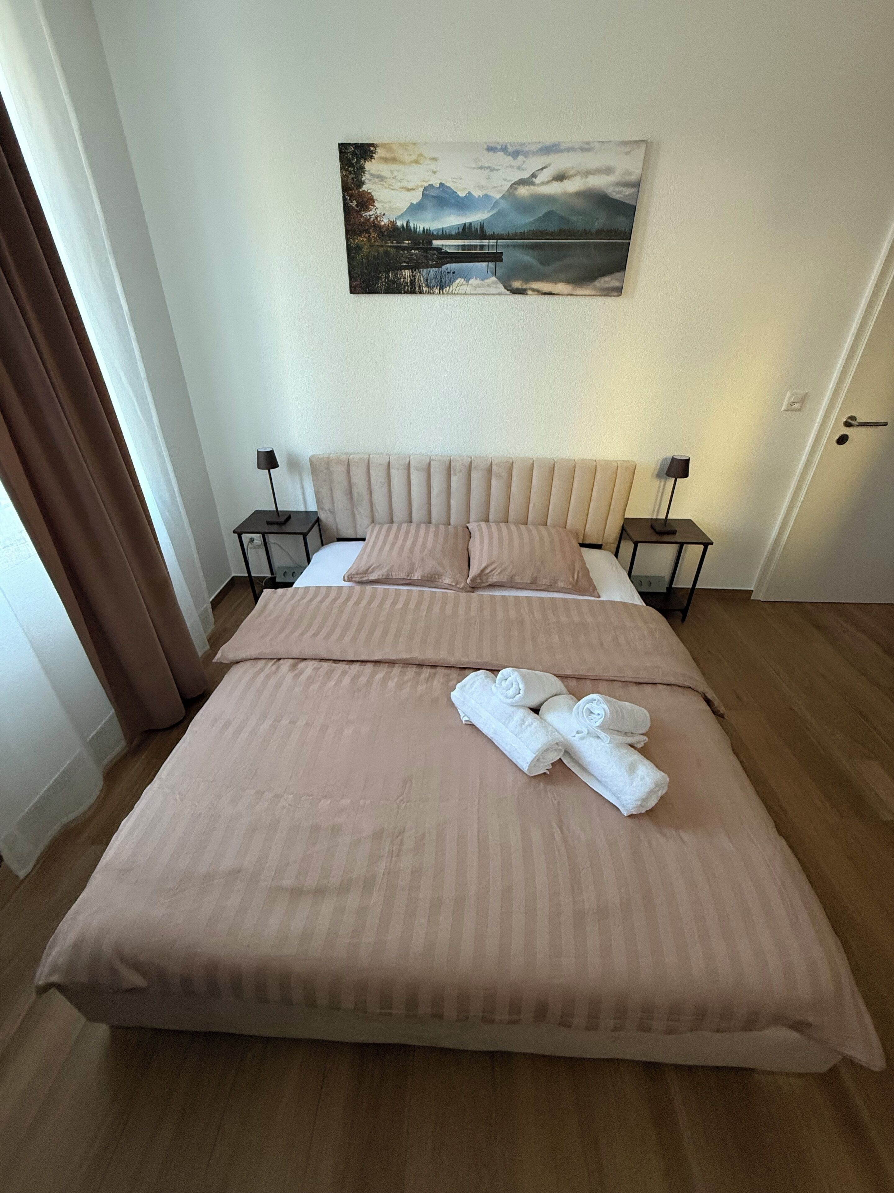 3 habitaciones, tabla de planchar con plancha, wifi y ropa de cama 