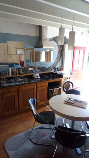 Private kitchen - A cozy little cocoon for two!  Two steps from the tip of the torch. (Penmarch)