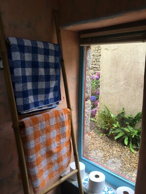 Interior - A cozy little cocoon for two!  Two steps from the tip of the torch. (Penmarch)