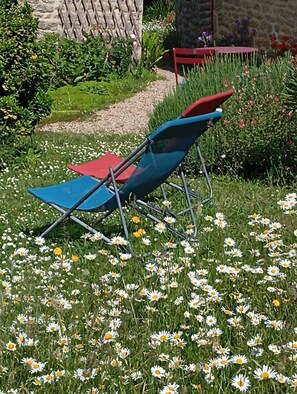 Property grounds - A cozy little cocoon for two!  Two steps from the tip of the torch. (Penmarch)