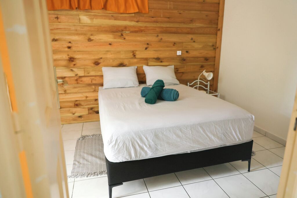 3 chambres, fer et planche à repasser, Wi-Fi, draps fournis