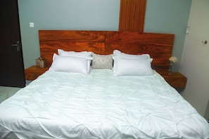 Tabla de planchar con plancha, wifi y ropa de cama 