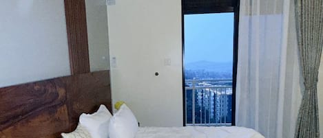 Iron/ironing board, WiFi, bed sheets