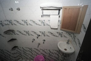 Shower, free toiletries, towels, shampoo