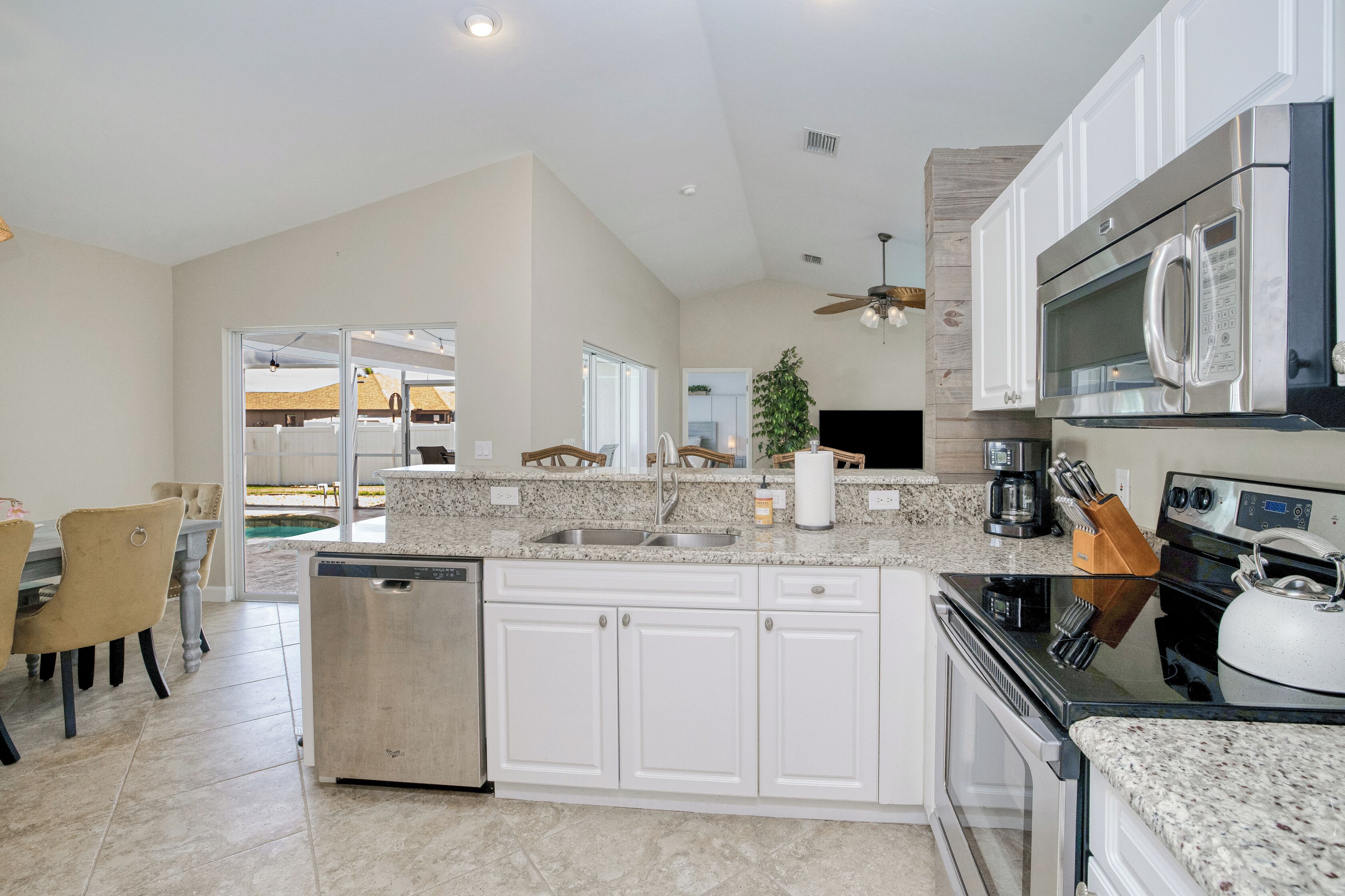 冷蔵庫、電子レンジ、オーブン、コンロ