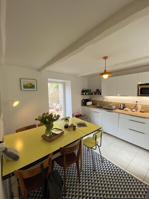 Dining - House, in the heart of the village, walking distance to the beach (Binic-Étables-sur-Mer)